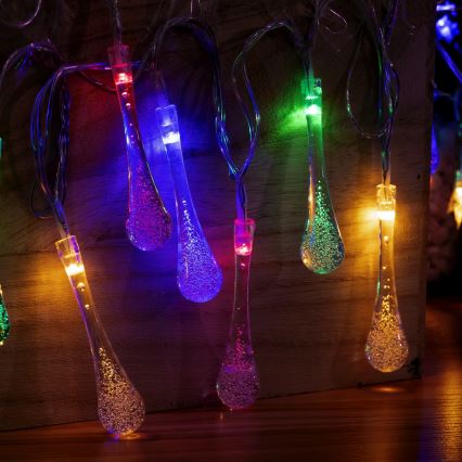 Aigostar - Guirnalda LED para exterior 25 LEDs/8 funciones 3xAA 2,5m IP44 gotas multicolores