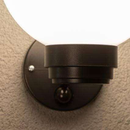 BRILAGI - Aplique de pared exterior con sensor de movimiento HARBOR 1xE27/40W/230V IP33 antracita/blanco