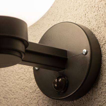 BRILAGI - Aplique de pared exterior con sensor de movimiento HARBOR 1xE27/40W/230V IP33 antracita/blanco