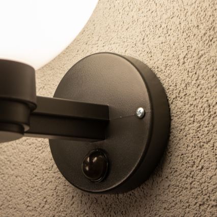 BRILAGI - Aplique de pared exterior con sensor de movimiento HARBOR 1xE27/40W/230V IP33 negro/blanco