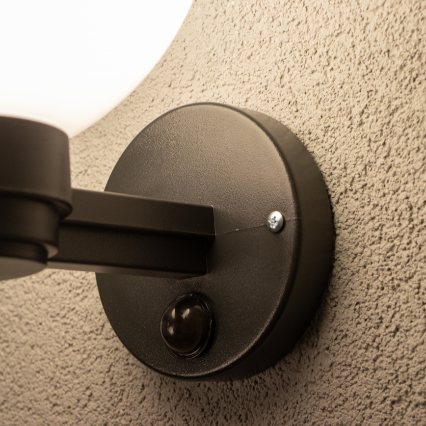 BRILAGI - Aplique de pared exterior con sensor de movimiento HARBOR 1xE27/40W/230V IP33 negro/blanco