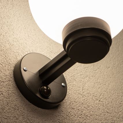 BRILAGI - Aplique de pared exterior con sensor de movimiento HARBOR 1xE27/40W/230V IP33 negro/blanco