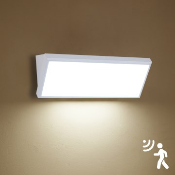 Brilagi - Aplique mural exterior LED con sensor TRIANGLE LED/42W/230V 45 cm blanco IP65