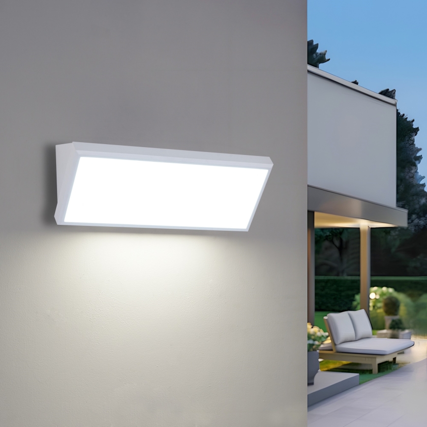 Brilagi - Aplique mural exterior LED con sensor TRIANGLE LED/42W/230V 45 cm blanco IP65
