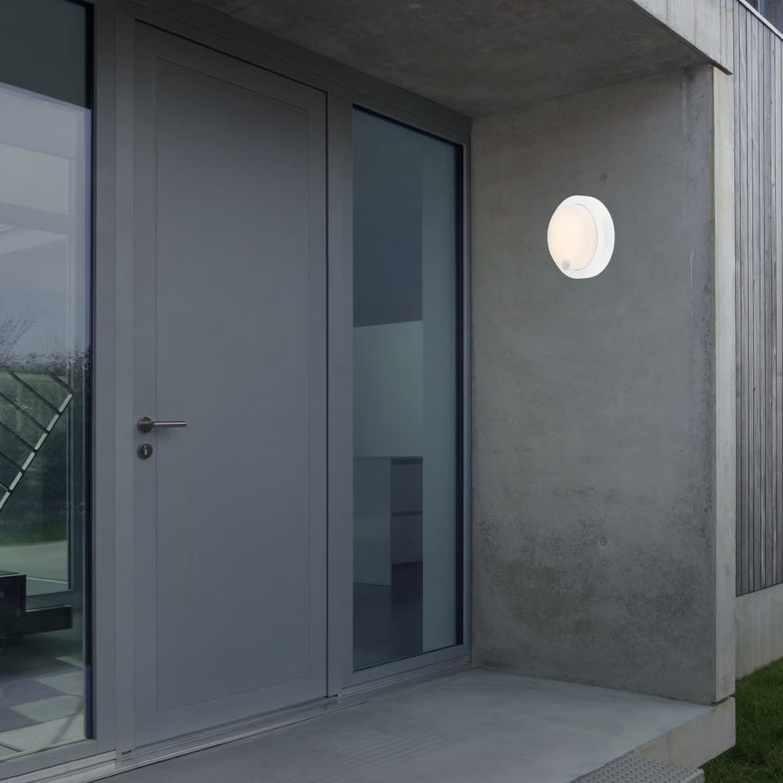 Brilo - Aplique de pared LED recargable para exterior con sensor, 4 W / 5 V, 4400 mAh, IP44, blanco
