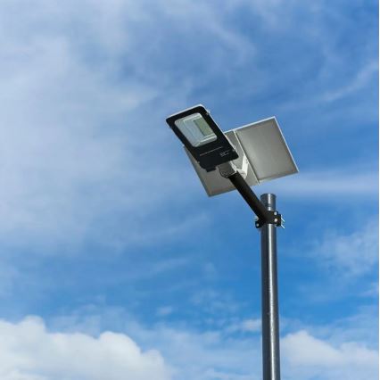 Farola solar LED regulable LED/50W/6,4V 4000K IP65 50000 mAh + mando a distancia