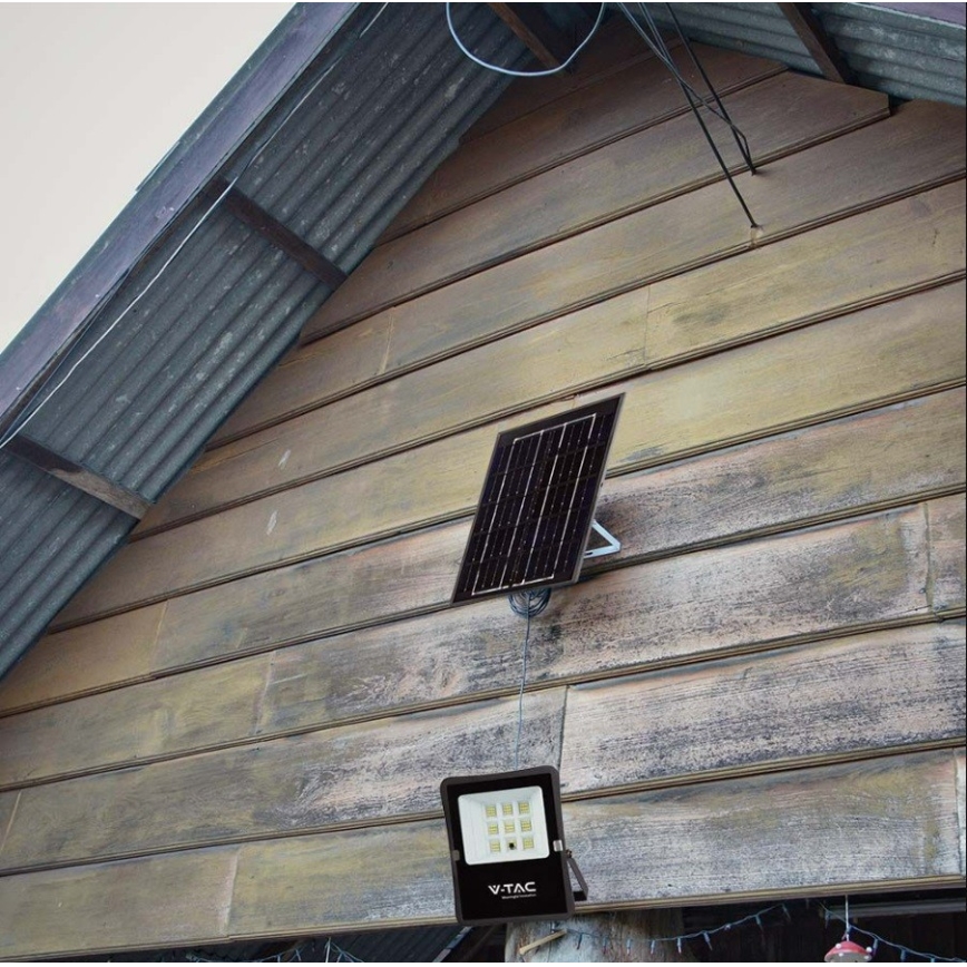 Foco solar LED exterior LED/6W/3,2V 6400K IP65 4000 mAh + mando a distancia