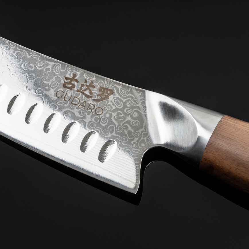 Gudaro - Cuchillo de cocina Santoku TAKUMI 7, acero damasco de 67 capas, longitud 17,5 cm, mango de nogal