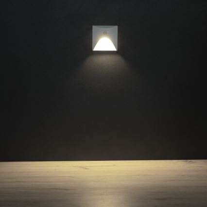Luminaria LED de escalera con sensor de movimiento y sensor crepuscular EXIN LED/2,5W/230V 4000K IP65 blanca y rectangular