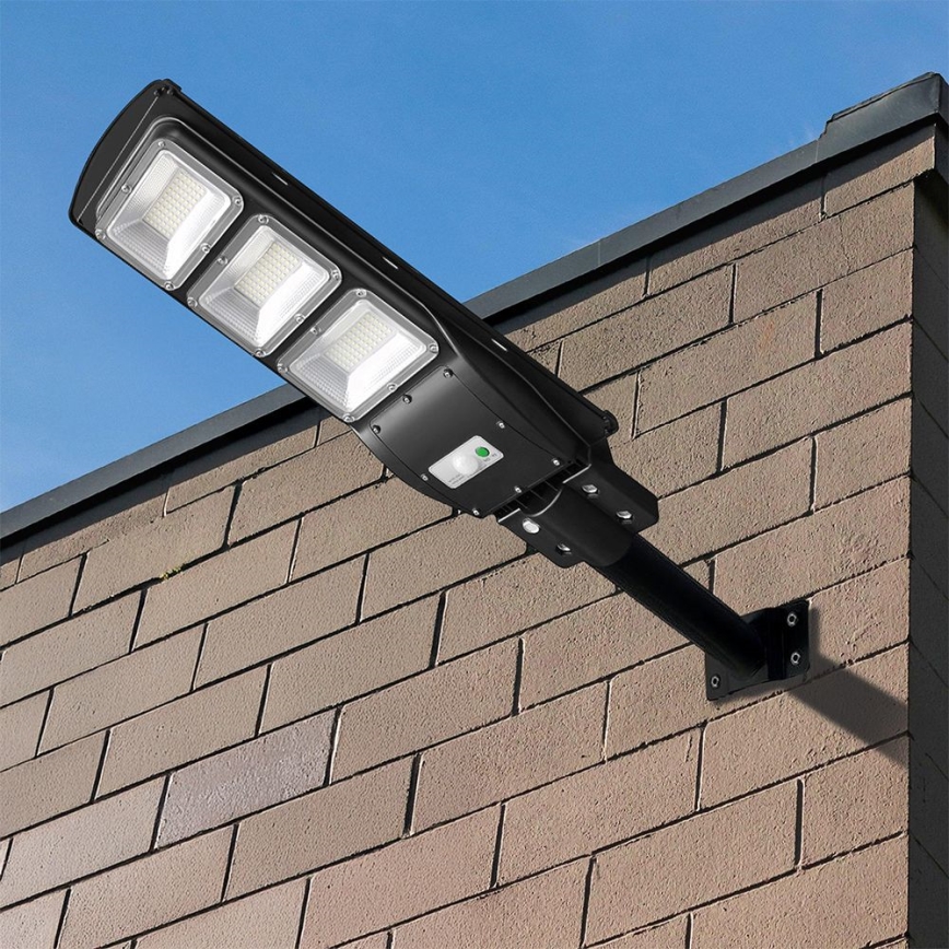 Lámpara solar LED regulable para exterior con sensor de movimiento y crepúsculo LED/12W/3,2V 6000K IP65 10000 mAh negra + mando a distancia