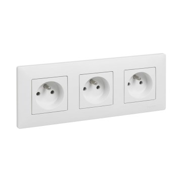 Legrand - Toma de corriente triple para uso doméstico con marco NILOE STEP 250V blanca