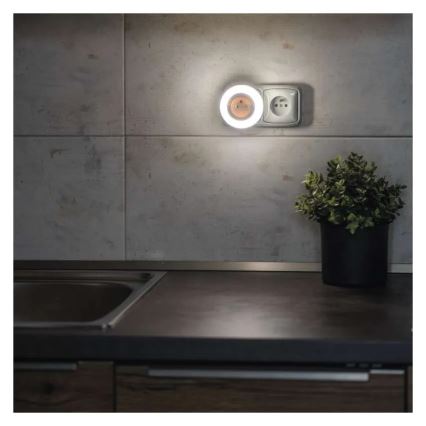 Luz nocturna LED con sensor y toma de corriente LED/0,3W/230V
