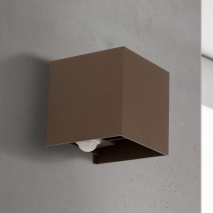Aplique de pared para exterior con sensor de movimiento y sensor crepuscular CUBE-S LED/13W/230V IP54 marrón