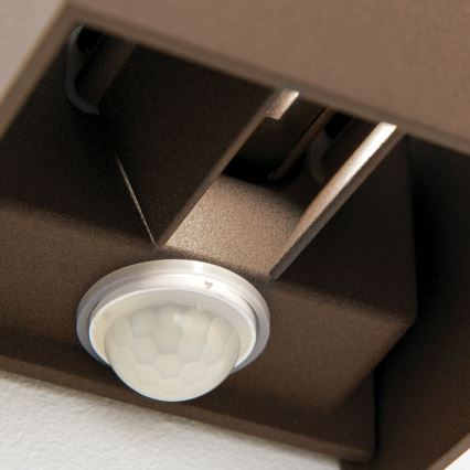 Aplique de pared para exterior con sensor de movimiento y sensor crepuscular CUBE-S LED/13W/230V IP54 marrón