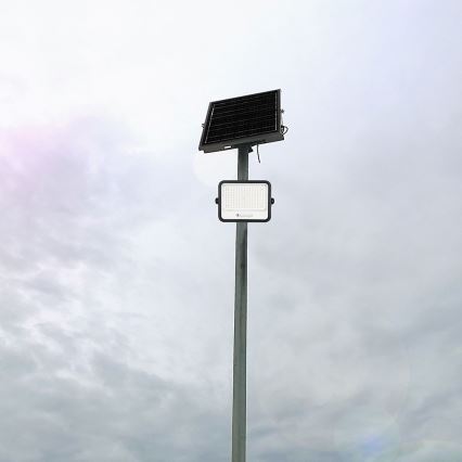 Reflector solar LED regulable LED/300W/3,2V 2000-8000K IP65 15000 mAh negro + mando a distancia