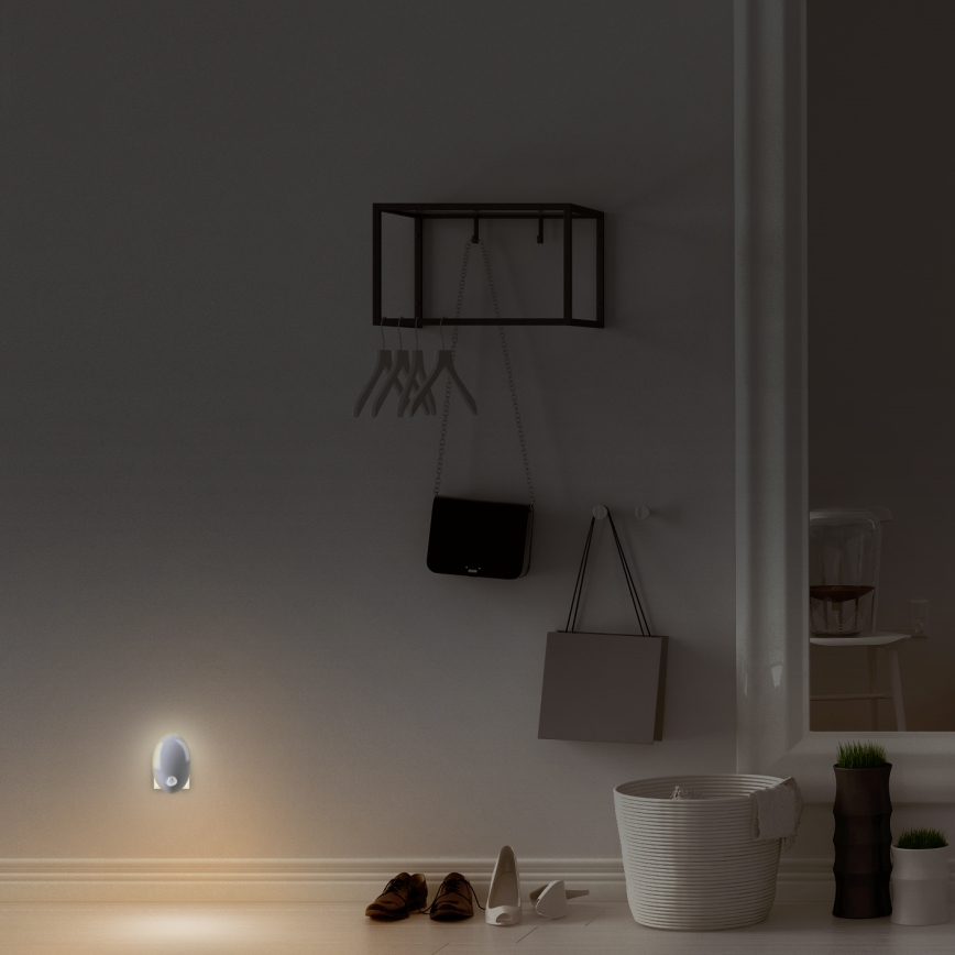 Luz de orientación LED con sensor para enchufes LED/0,7W/230V 3000K