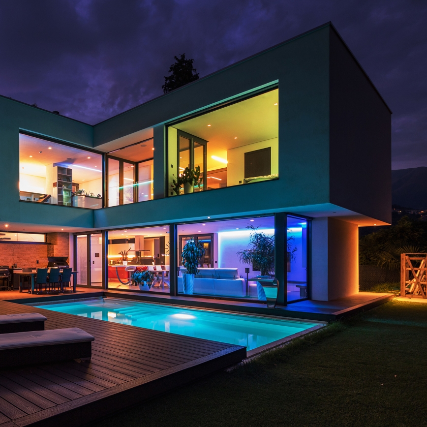 Tira LED RGBW regulable para baño LED/12,5W/12V IP65 5m Wi-Fi Tuya